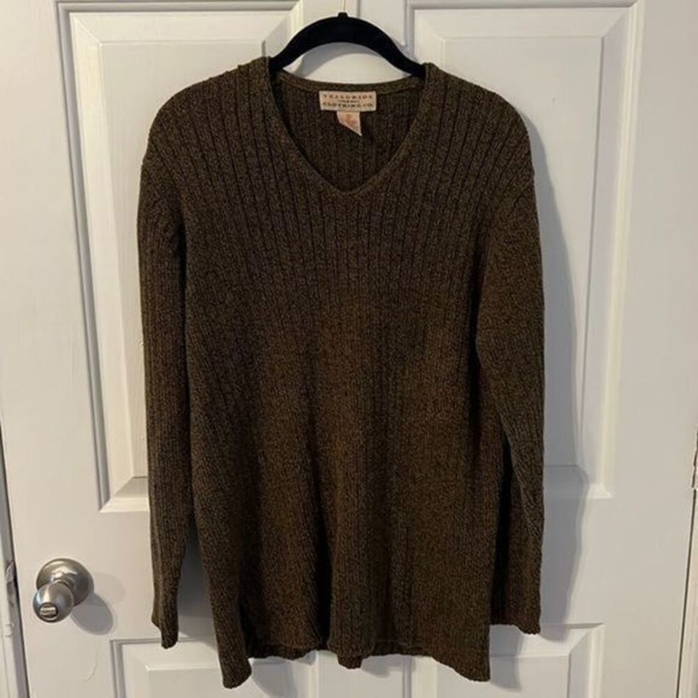 Small brown v-neck sweater